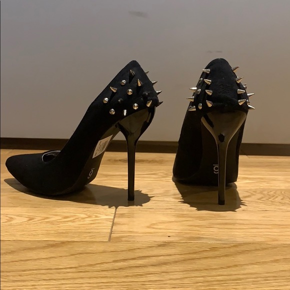 Black suede-like pumps with studded detailing - Picture 2 of 3